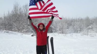 Bir Amerikan bayrağı sallayarak orta yaşlı adam hayran