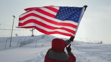 Bir Amerikan bayrağı sallayarak orta yaşlı adam hayran