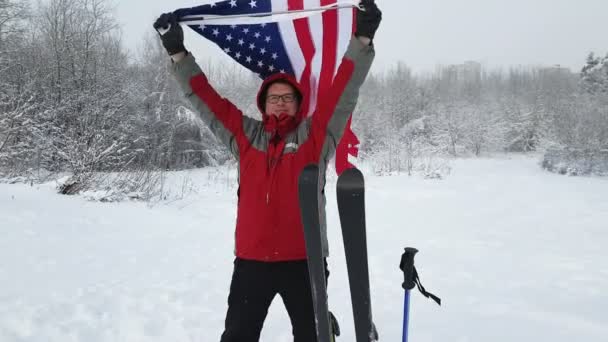 Hombre de mediana edad fanático del deporte ondeando una bandera estadounidense — Vídeos de Stock