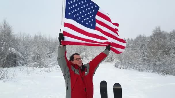 Homme d'âge moyen fan de sport agitant un drapeau américain — Video