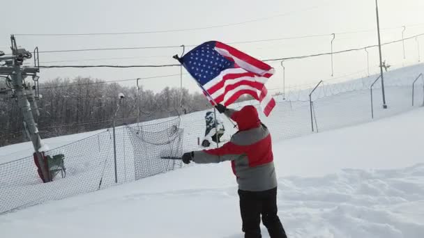 Homem de meia-idade fã do esporte acenando uma bandeira americana — Vídeo de Stock