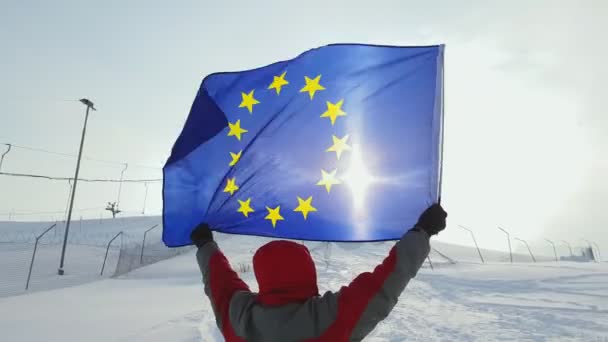 Man van middelbare leeftijd sport fan zwaaien de vlag van een Europese Unie — Stockvideo