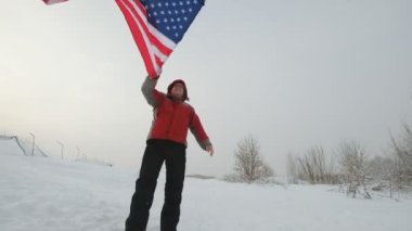 Bir Amerikan bayrağı sallayarak orta yaşlı adam hayran