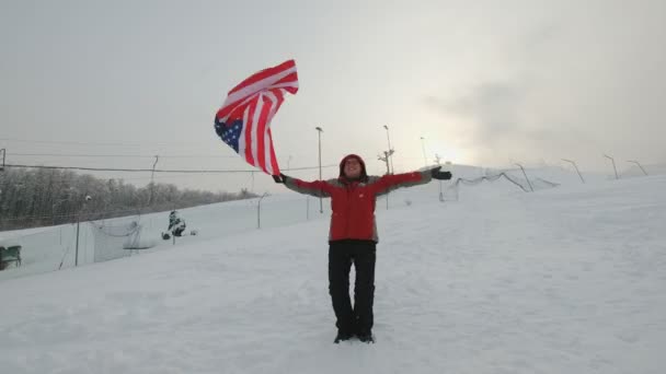 Appassionato di sport uomo di mezza età sventola una bandiera americana — Video Stock