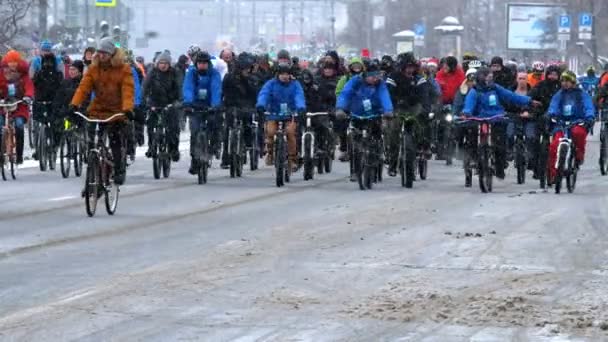 Many cyclists participate in winter bicycle parade around the city centre — Stock Video