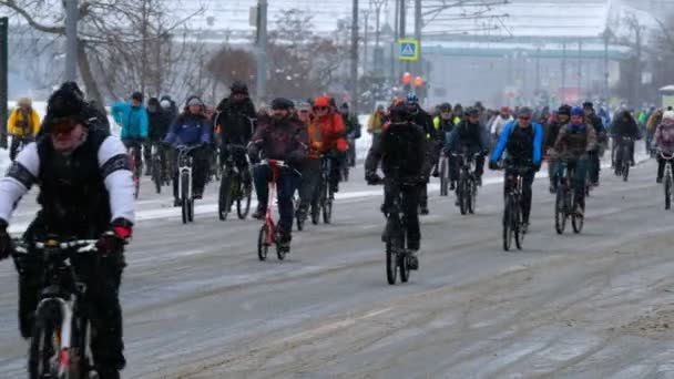 Molti ciclisti partecipano alla sfilata invernale in bicicletta intorno al centro della città — Video Stock