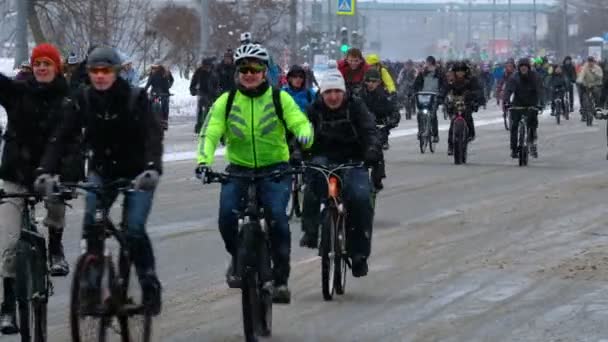 Muchos ciclistas participan en el desfile de bicicletas de invierno por el centro de la ciudad — Vídeo de stock