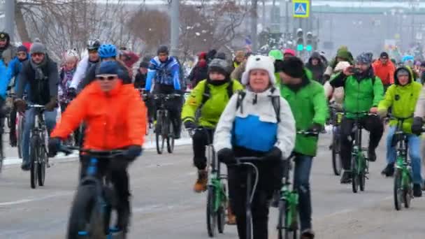 许多骑自行车者参加冬季自行车游行在市中心附近 — 图库视频影像
