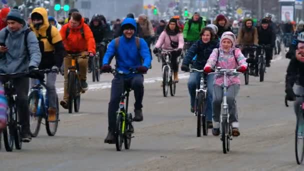 Många cyklister delta i vinter cykel parad runt centrum — Stockvideo