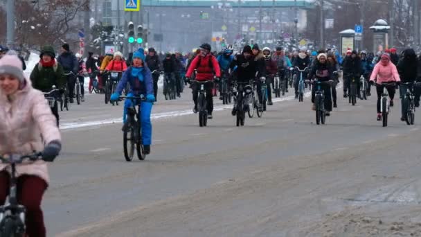 Mnoho cyklistů účasti v zimě kolo průvod kolem centra města — Stock video