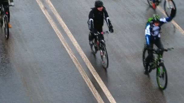 Kış Bisiklet geçit şehir merkezi etrafında birçok bisikletçiler katılmak — Stok video