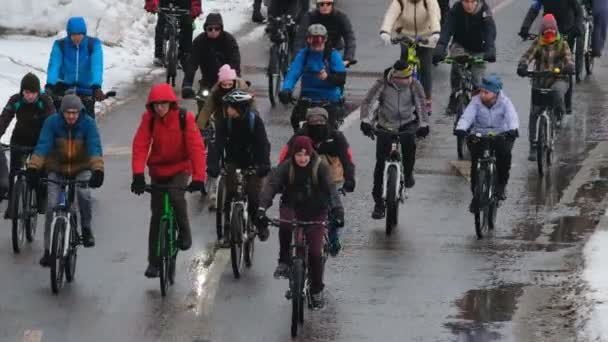 Muitos ciclistas participam no desfile de bicicletas de inverno ao redor do centro da cidade — Vídeo de Stock