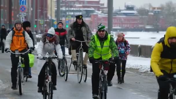 Wielu rowerzystów uczestniczyć w zimowych parada rowerów wokół centrum miasta — Wideo stockowe