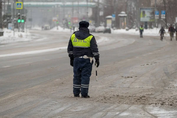 Verkehrspolizist im Winterdienst — Stockfoto