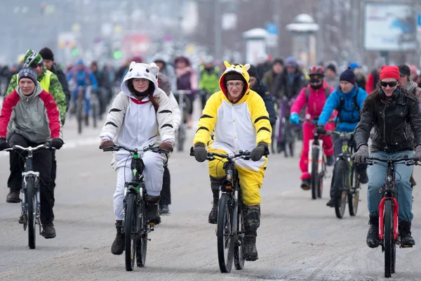 Wielu rowerzystów uczestniczyć w zimowych parada rowerów wokół centrum miasta — Zdjęcie stockowe