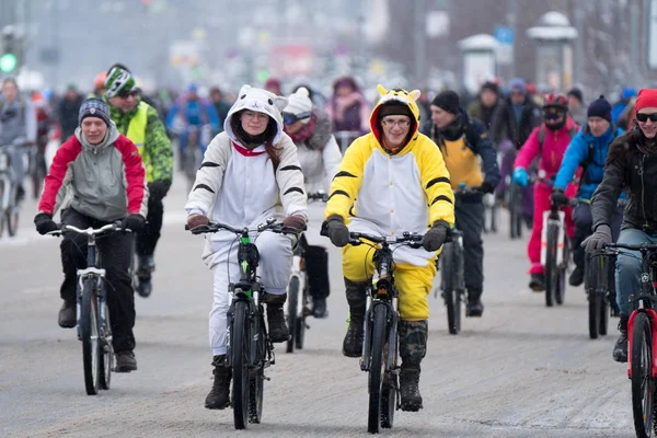 Wielu rowerzystów uczestniczyć w zimowych parada rowerów wokół centrum miasta — Zdjęcie stockowe