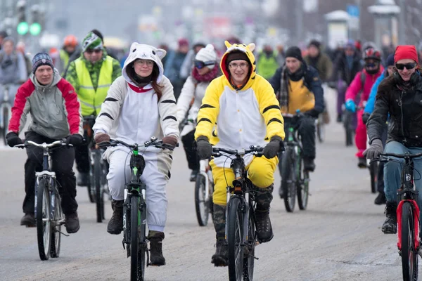 De nombreux cyclistes participent au défilé cycliste hivernal autour du centre-ville — Photo