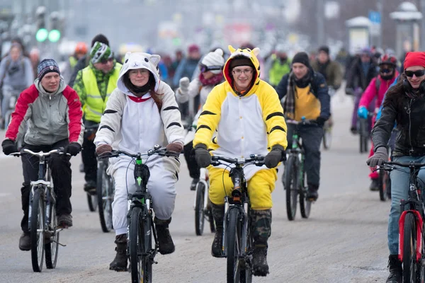 Wielu rowerzystów uczestniczyć w zimowych parada rowerów wokół centrum miasta — Zdjęcie stockowe