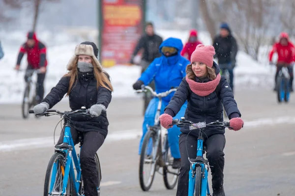 Mange cyklister deltager i vinter cykel parade omkring byens centrum - Stock-foto