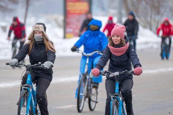 Mange cyklister deltager i vinter cykel parade omkring byens centrum - Stock-foto