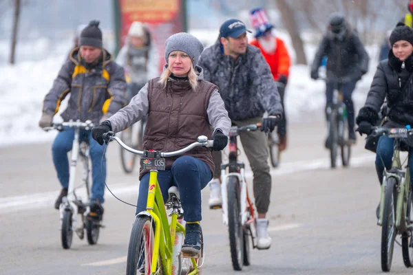 Many cyclists participate in winter bicycle parade around the city centre — Stock Photo, Image
