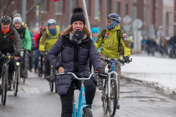 Mange cyklister deltager i vinter cykel parade omkring byens centrum - Stock-foto