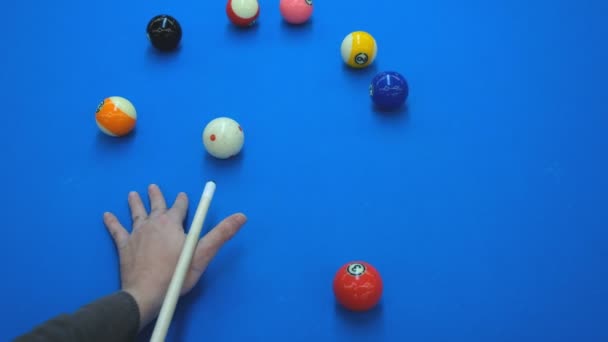 Pool spielen im Club — Stockvideo