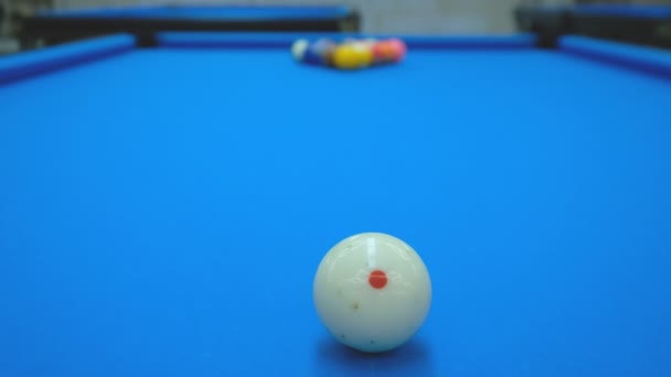 Pool in de club spelen — Stockvideo