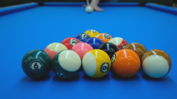 Pool spielen im Club — Stockvideo