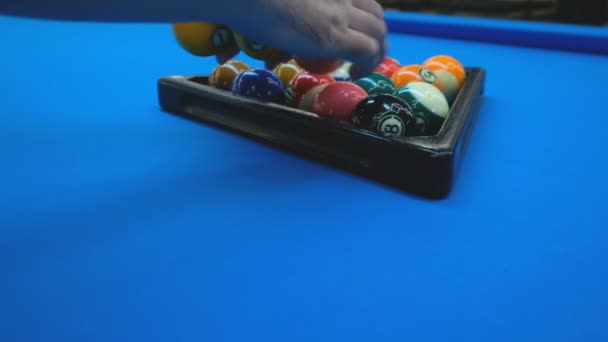 Pool spielen im Club — Stockvideo