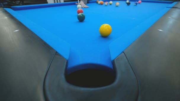 Pool spielen im Club — Stockvideo
