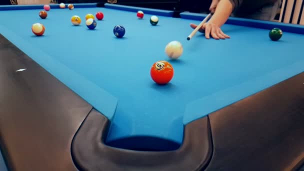Pool in de club spelen — Stockvideo