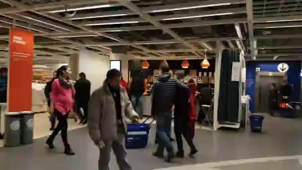 La gente visita Ikea tienda timelapse movimiento — Vídeos de Stock