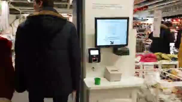 Människor besöker Ikea butik motion timelapse — Stockvideo