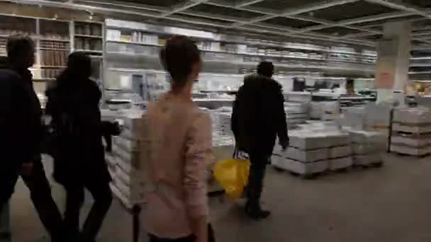 Люди посещают магазин Икеа по прошествии времени — стоковое видео