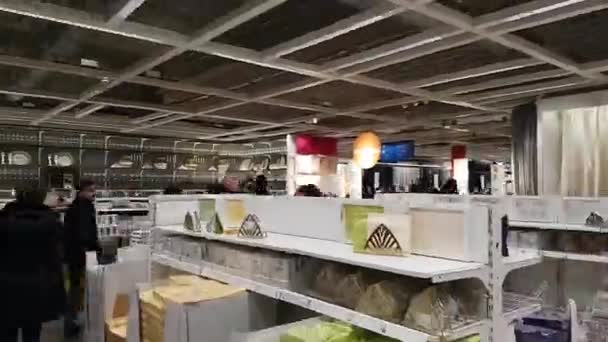 Люди посещают магазин Икеа по прошествии времени — стоковое видео