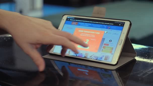 Hombre explorando sitio de la empresa Tesla utilizando tableta PC en la cafetería . — Vídeos de Stock
