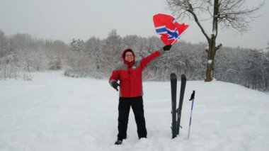 Norveç bayrağı açık havada sallayarak mutlu adam hayran