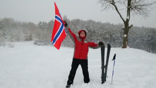 Fan sport szczęśliwy człowiek macha flagą Norwegii na zewnątrz — Wideo stockowe
