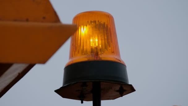 Rotační oranžový světlo blesku na silniční zametač — Stock video
