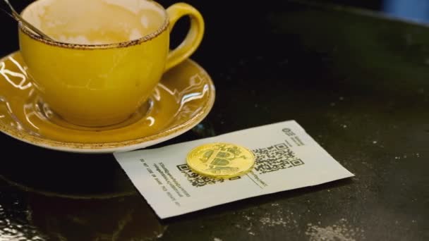 Bitcoin betalning i café. — Stockvideo