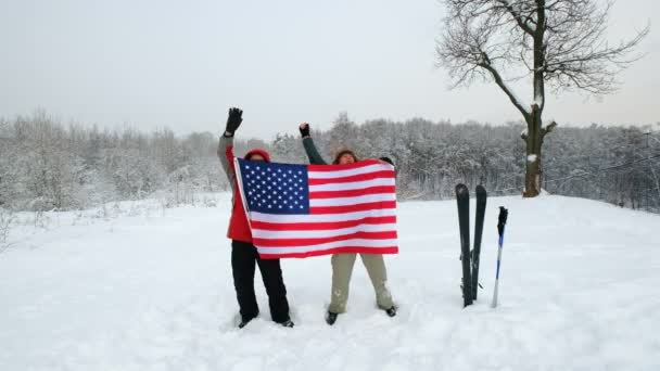 Δύο μεσήλικες άνδρες Αθλητισμός ανεμιστήρες κυματίζει μια αμερικανική σημαία — Αρχείο Βίντεο