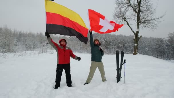 Dos hombres de mediana edad fanáticos del deporte ondeando bandera de Alemania — Vídeos de Stock