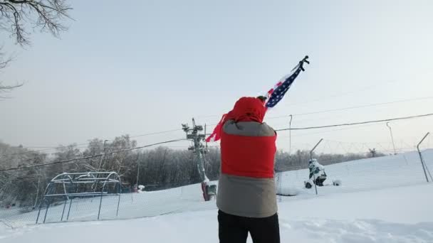 Hombre de mediana edad fanático del deporte ondeando una bandera estadounidense — Vídeos de Stock