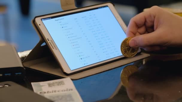 Traders tablette informatique au travail, dans le café. Concept de commerce Bitcoin . — Video