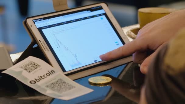 Traders tablette informatique au travail, dans le café. Concept de commerce Bitcoin . — Video