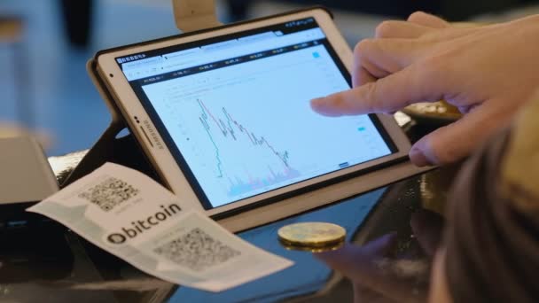 Händler Tablet-Computer bei der Arbeit, im Café. Konzept zum Bitcoin-Handel. — Stockvideo