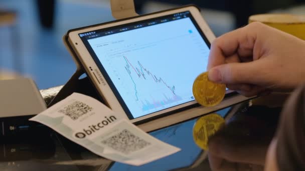 Comerciantes Tablet PC en el trabajo, en la cafetería. Concepto de comercio Bitcoin . — Vídeo de stock