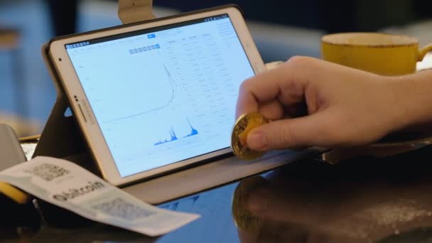 트레이 더 스 카페에서 직장에서 컴퓨터 태블릿. Bitcoin 무역 개념. — 비디오