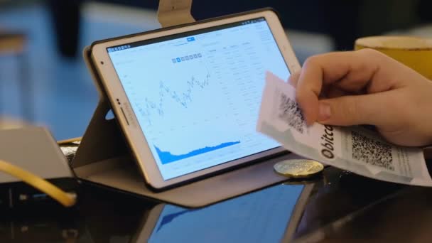 Traders tablette informatique au travail, dans le café. Concept de commerce Bitcoin . — Video